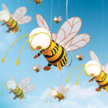 Bee hängande ljus gul